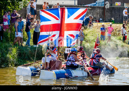 Lewes, Regno Unito. 9 Luglio, 2017. La popolazione locale prendere parte all'annuale Lewes zattera gara sul fiume Ouse 'Ouseday' In aiuto di enti di beneficenza locali. I partecipanti in casa fatta zattere sono tradizionalmente investite con le uova e la farina da spettatori sulla riva del fiume mentre sulla rotta da Lewes fino al traguardo nella vicina città di Newhaven. Lewes, Sussex, Regno Unito. Credito: Concedere Rooney/Alamy Live News Foto Stock