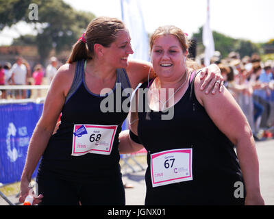 Portsmouth, Regno Unito, 9 lug 2017. Due amici a festeggiare alla fine della gara di Portsmouth per la Vita 2017. La gara per la vita è una 5K o 10k gara in aiuto del Cancer Research UK. Esso è aperto a donne di tutte le età con i ragazzi. Credito: simon evans/Alamy Live News Foto Stock