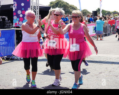 Portsmouth, Regno Unito, 9 lug 2017. Un gruppo di donne celebrare come si attraversa la linea di arrivo della gara di Portsmouth per la Vita 2017. La gara per la vita è una 5K o 10k gara in aiuto del Cancer Research UK. Esso è aperto a donne di tutte le età con i ragazzi. Credito: simon evans/Alamy Live News Foto Stock