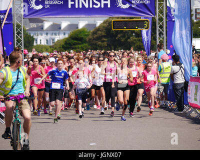 Portsmouth, Regno Unito, 9 lug 2017. I partecipanti insieme fuori allo start della gara di Portsmouth per la Vita 2017. La gara per la vita è una 5K o 10k gara in aiuto del Cancer Research UK. Esso è aperto a donne di tutte le età con i ragazzi. Credito: simon evans/Alamy Live News Foto Stock