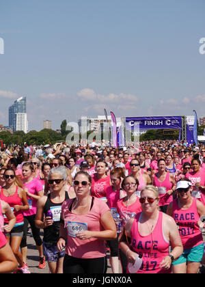 Portsmouth, Regno Unito, 9 lug 2017. I partecipanti insieme fuori allo start della gara di Portsmouth per la Vita 2017. La gara per la vita è una 5K o 10k gara in aiuto del Cancer Research UK. Esso è aperto a donne di tutte le età con i ragazzi. Credito: simon evans/Alamy Live News Foto Stock