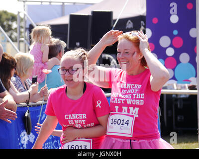 Portsmouth, Regno Unito, 9 lug, 2017una signora celebra accanto a sua figlia prima di attraversare la linea del traguardo al termine della gara di Portsmouth per la Vita 2017. La gara per la vita è una 5K o 10k gara in aiuto del Cancer Research UK. Esso è aperto a donne di tutte le età con i ragazzi. Credito: simon evans/Alamy Live News Foto Stock