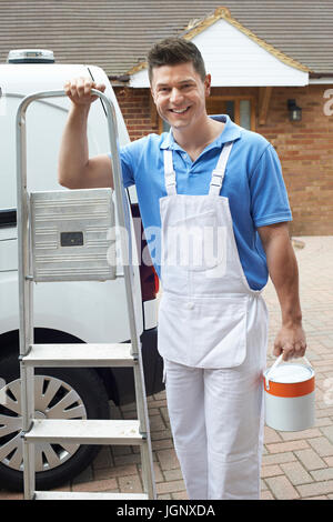 Ritratto di decoratore in piedi fuori casa domestico Foto Stock