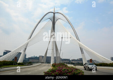 Putrajaya, Malesia - Luglio 7, 2015. Seri Perdana ponte in Putrajaya. Si tratta di un 370m lungo ponte che è costruito attraverso il Lago di Putrajaya in Putrajaya, M Foto Stock