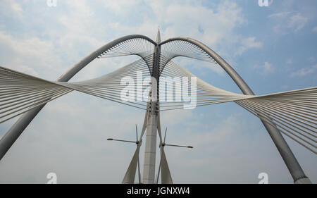 Putrajaya, Malesia - Luglio 7, 2015. In alto di Seri Perdana ponte in Putrajaya. Si tratta di un 370m lungo ponte che è costruito attraverso il Lago di Putrajaya in Putra Foto Stock