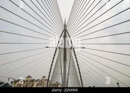 Putrajaya, Malesia - Luglio 7, 2015. Seri Perdana Ponte a giornata soleggiata in Putrajaya. Si tratta di un 370m lungo ponte che è costruito attraverso il Lago di Putrajaya in Foto Stock