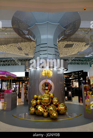 Kuala Lumpur, Malesia - 16 dic 2015. Decorazioni di negozi duty free a KLIA2 Aeroporto di Kuala Lumpur in Malesia. KLIA2 è progettato per soddisfare le esigenze di 45 mi Foto Stock