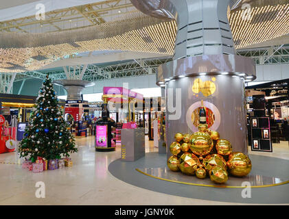 Kuala Lumpur, Malesia - 16 dic 2015. Decorazioni di negozi duty free a KLIA2 Aeroporto di Kuala Lumpur in Malesia. KLIA2 ha un centro abitato di 257,845 Foto Stock