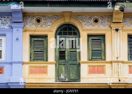 Finestre a lucernario e decorazioni a stucco sulla facciata a spiovente di Peranakan-stile (Stretto Cinese) bottega, George Town, Pulau Pinang, Malaysia. Foto Stock