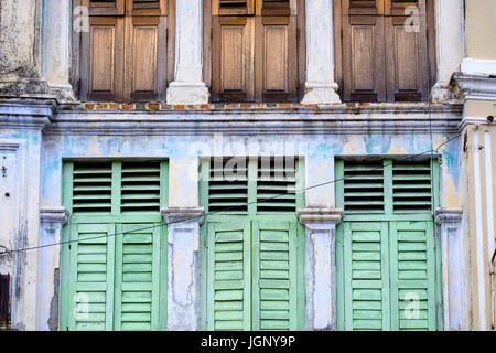 Finestre a lucernario sulla facciata a spiovente di un tradizionale-Peranakan stile (Stretto Cinese) bottega, George Town, Pulau Pinang, Malaysia. Foto Stock