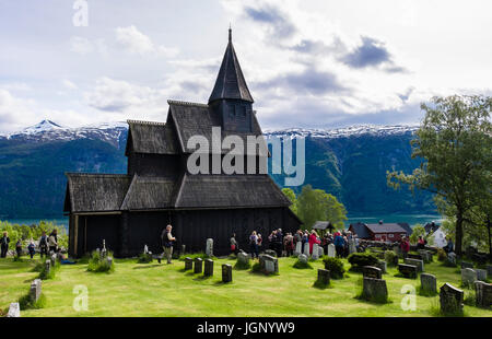 Xii secolo Urnes Stavkyrkje o doga chiesa 1132 è il più antico nel paese con i turisti in visita a. Ornes, Lustra, Sogn og Fjordane, Norvegia e Scandinavia Foto Stock