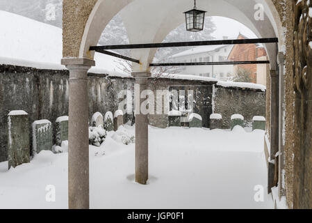 Parpan, Svizzera - Gennaio 4, 2017: Ingresso della Chiesa nella piccola cittadina di Parpan con cimitero di inverno in kanton Grigioni in Svizzera. Foto Stock