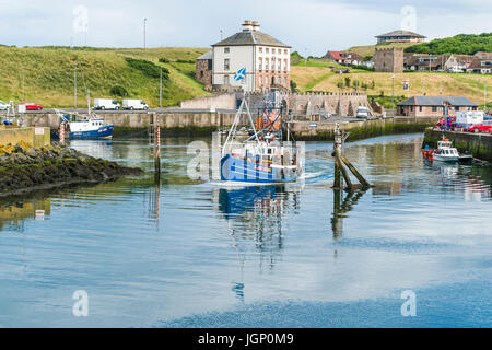 Eyemouth, Scotland, Regno Unito - 18 Luglio 2016: una piccola barca da pesca di lasciare il porto in Eyemouth in Scottish Borders. Foto Stock