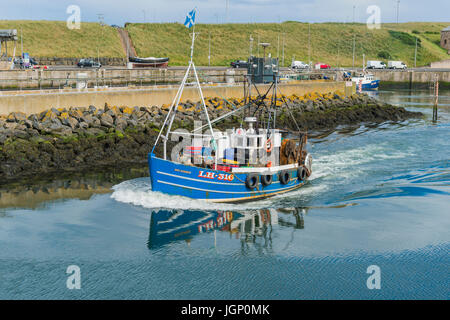 Eyemouth, Scotland, Regno Unito - 18 Luglio 2016: una piccola barca da pesca di lasciare il porto in Eyemouth in Scottish Borders. Foto Stock