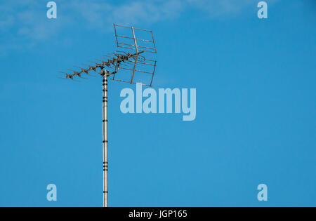 Chiusura del tetto alto antenna TV contro il cielo blu, London, England, Regno Unito Foto Stock