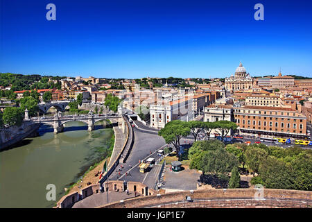 Vista della Città del Vaticano e la Basilica di San Pietro e il fiume Tevere dal tetto di Castel Sant'Angelo, Roma, Italia. Foto Stock