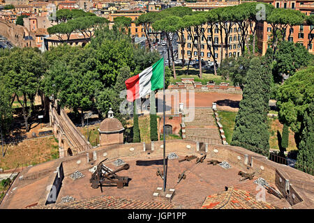 Un bastione di Castel Sant' Angelo e il Passeto di Borgo un elevato passaggio che collega la Città del Vaticano e Castel Sant'Angelo, Roma, Italia. Foto Stock