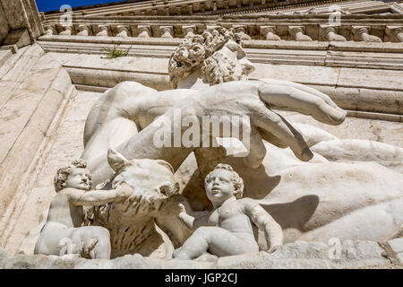 Close-up della antica statua reclinata del fiume Tevere Dio, dal Campidoglio Square, Roma, Italia Foto Stock