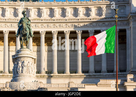 Bandiera Italiana deriva in parte anteriore del Monumento Nazionale a Vittorio Emanuele II, Piazza di Venezia, Roma, Italia Foto Stock