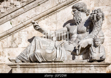 Antica statua in marmo del Fiume Nilo dio con sphinx, dal Campidoglio Square, Roma, Italia Foto Stock