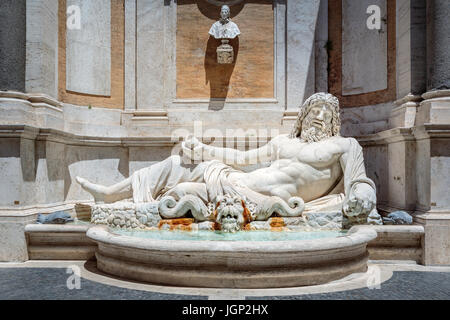 Colossale statua in marmo restaurato come Oceanus: "Marforio', i Musei Capitolini di Roma, Italia Foto Stock