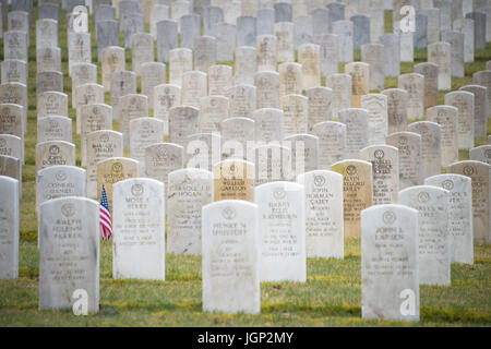 Righe di granito bianco di lapidi nel cimitero militare Foto Stock