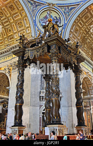 Il Bernini baldacchino (coperchio) sotto l'imponente cupola della Basilica di San Pietro, lo Stato della Città del Vaticano. Foto Stock