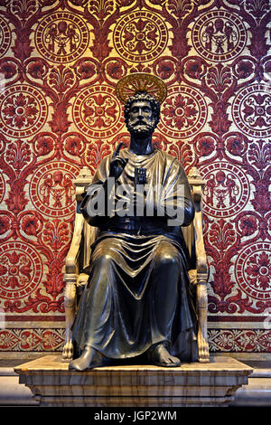 Il XIII secolo statua in bronzo di San Pietro (da Arnolfo di Cambio) nella Basilica di San Pietro e la Città del Vaticano. Foto Stock