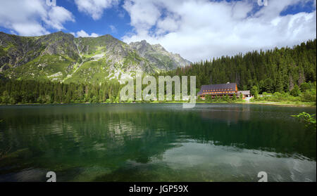 Panorama del lago di montagna Popradske Pleso nei monti Tatra Foto Stock