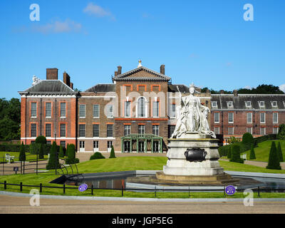 Kensington Palace e il Queen Victoria statua di oltre il lago, vista dall'Hide Park 2016 Foto Stock