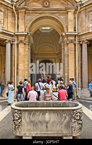 La statua di Laocoön e i suoi figli (o "Laocoön Group ") nel Cortile Ottagono (Cortile Ottagonale), Museo Pio-Clementino, Musei Vaticani. Foto Stock