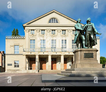 Goethe-Schiller-monumento di fronte al German National Theatre, Weimar, Turingia, Germania Foto Stock