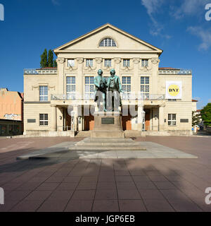 Goethe-Schiller-monumento di fronte al German National Theatre, Weimar, Turingia, Germania Foto Stock