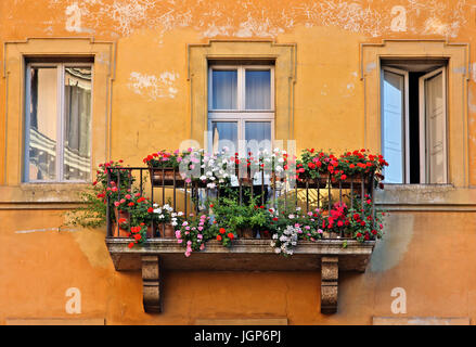 Balcone colorato in Piazza di San Calisto a Trastevere, Roma, Italia. Foto Stock