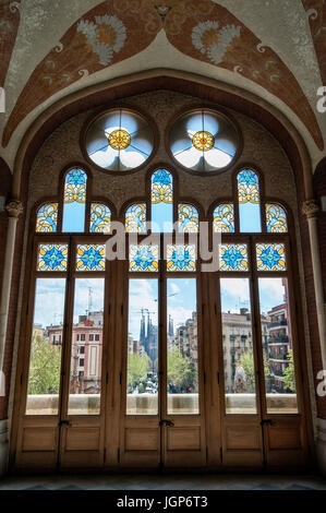 Windows decorativo in ospedale storico complesso Hospital de Sant Pau, vista la Sagrada Familia di Barcellona, ​​Spain Foto Stock