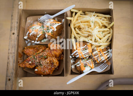 Fritto di pollo fritto di kimchi sfere, e patatine fritte dal cibo carrello in San Francisco Foto Stock