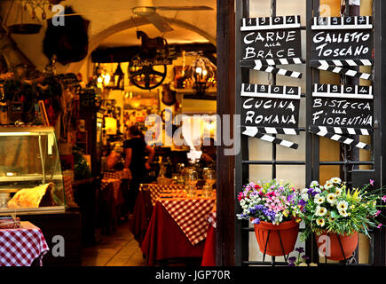 All'ingresso di un ristorante in Trastevere, Roma, Italia Foto Stock