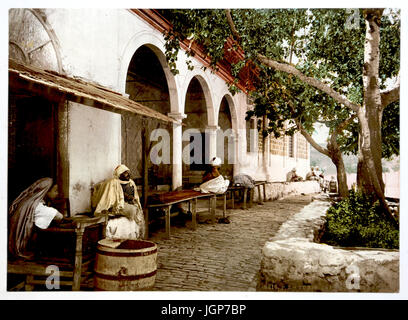 Vista della terrazza di un caffè moresco a Tunisi Kasbah, clienti abituali nel 1899. Stampa photochrome. Parte di un colore album fotografico. Foto Stock