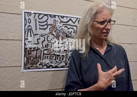 Il leggendario fotografo americano Annie Leibowitz presentando la sua prima opera importante retrospettiva al Rencontres d'Arles famosa fotografia annuale festival nella città di Arles nel sud della Francia Foto Stock