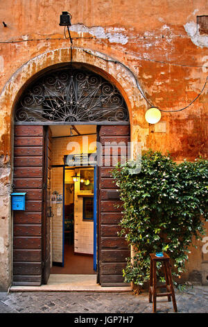 Bella porta in Trastevere, Roma, Italia Foto Stock