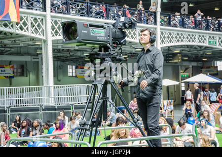 Un uomo della telecamera per filmare la attività sul palco al London Festival coreano in London Olympia. Foto Stock