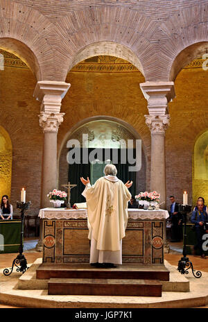 Nel corso di una cerimonia di matrimonio nel Mausoleo di Santa Costanza (IV secolo D.C.), Roma, Italia Foto Stock