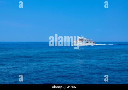 Nave crociera in mare blu Foto Stock