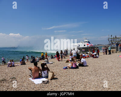 I visitatori a Southsea beach, Portsmouth, godetevi una calda giornata estiva a Portsmouth a Isle of Wight hovercraft funziona dal hoverport Foto Stock