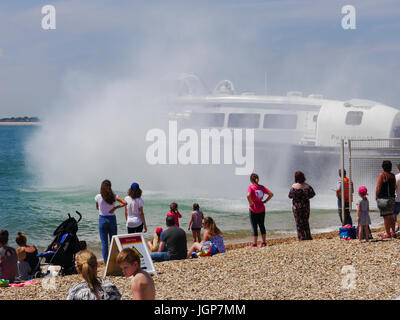 I visitatori a Southsea beach, Portsmouth, godetevi una calda giornata estiva a Portsmouth a Isle of Wight hovercraft funziona dal hoverport Foto Stock