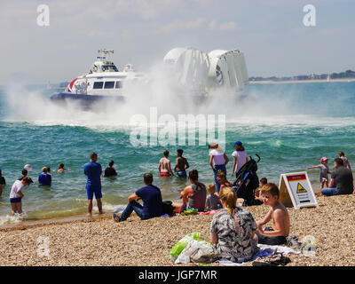 I visitatori a Southsea beach, Portsmouth, godetevi una calda giornata estiva a Portsmouth a Isle of Wight hovercraft funziona dal hoverport Foto Stock