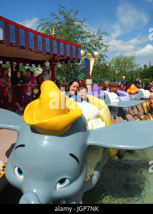 Una madre e un bambino ride il Dumbo flying elefante a Disneyland Parigi Foto Stock