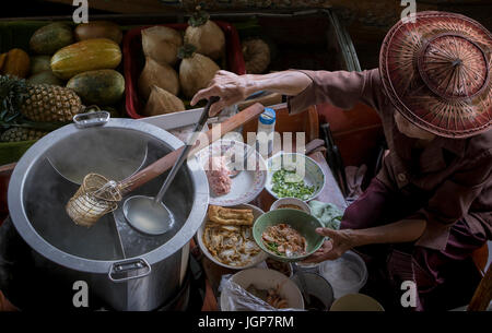 Thai noodle cibo rendendo flottante sulla barca nel mercato galleggiante della Thailandia Foto Stock