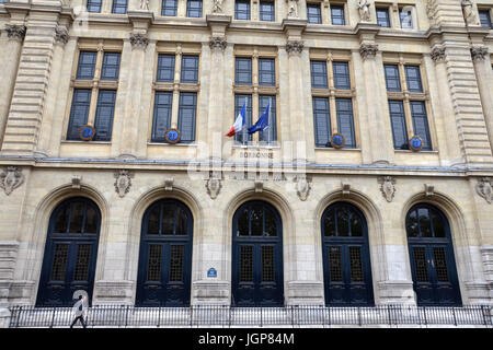 Parigi - 11 ago: un uomo cammina passato Parigi-sorbonne università di Parigi, in Francia il 11 agosto 2016. Si tratta di una delle più antiche università, risalente al 1 Foto Stock