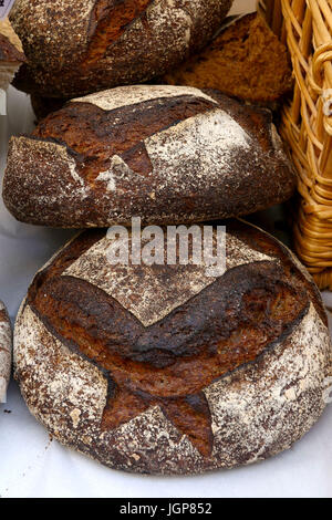 Scuro modellato paese francese pane fatto con farina di greggi, acqua filtrata con sale marino per celebrazioni per il giorno della Bastiglia durante una fiera di strada di New York Foto Stock